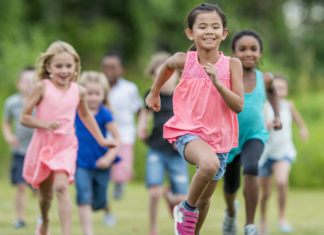 Nio av tio tycker barn behöver röra sig mer – Föräldrar vill vara mer aktiva med sina barn