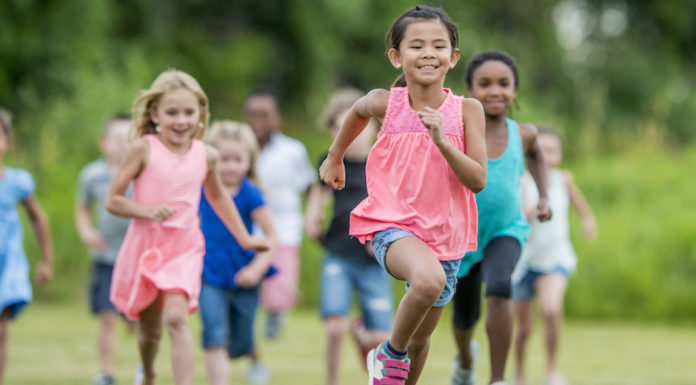 Nio av tio tycker barn behöver röra sig mer – Föräldrar vill vara mer aktiva med sina barn