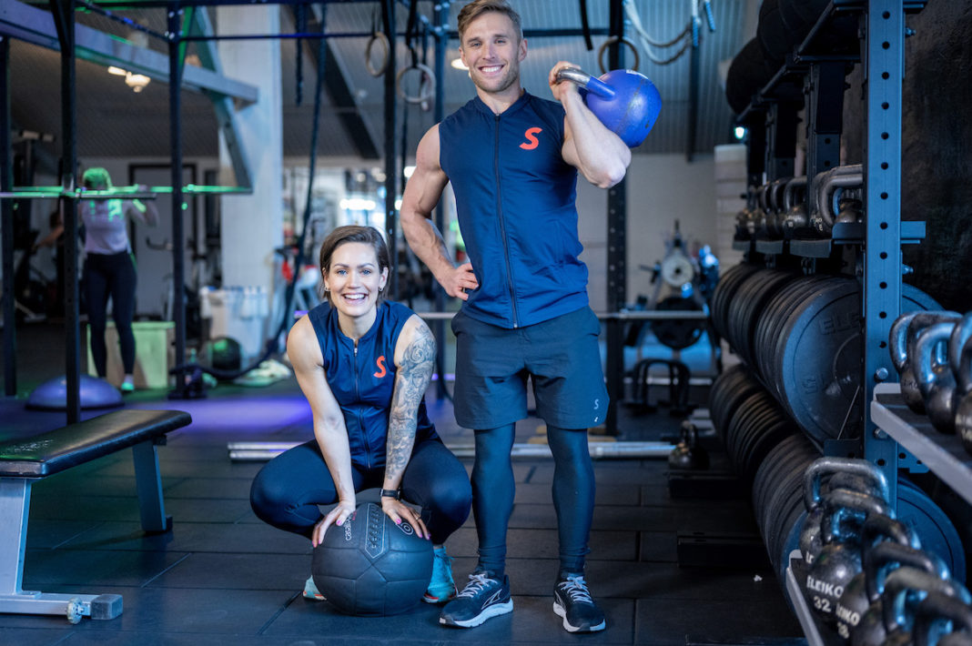 Kvinnlig och manlig personlig tränare från SATS