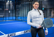 SATS utvecklar padelverksamheten – satsning på träning för barn Padelspelande tjej på SATS