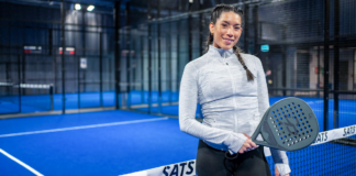 SATS utvecklar padelverksamheten – satsning på träning för barn Padelspelande tjej på SATS