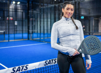 SATS utvecklar padelverksamheten – satsning på träning för barn Padelspelande tjej på SATS