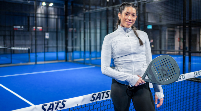 SATS utvecklar padelverksamheten – satsning på träning för barn Padelspelande tjej på SATS