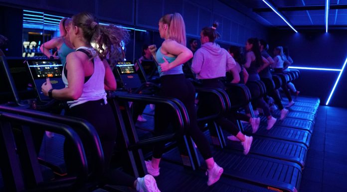 Technogym och SATS i nytt samarbete för att lyfta HIIT-klasser i Norden Löpning på löpbandet technogym Skillrun hos träningskedjan SATS