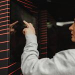 Optishake storsatsar i Sverige – ”Full fart framåt” Kvinna trycker på Optishake automat