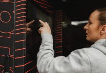 Optishake storsatsar i Sverige – ”Full fart framåt” Kvinna trycker på Optishake automat