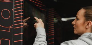 Optishake storsatsar i Sverige – ”Full fart framåt” Kvinna trycker på Optishake automat