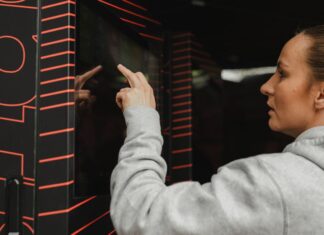 Optishake storsatsar i Sverige – ”Full fart framåt” Kvinna trycker på Optishake automat