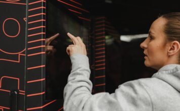 Optishake storsatsar i Sverige – ”Full fart framåt” Kvinna trycker på Optishake automat