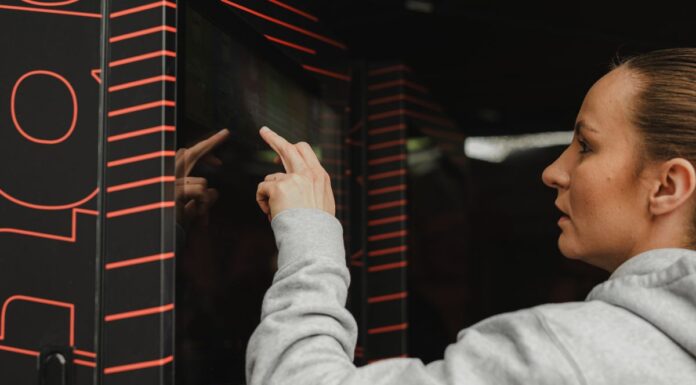 Optishake storsatsar i Sverige – ”Full fart framåt” Kvinna trycker på Optishake automat