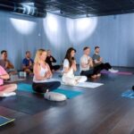 SATS kvartalsrapport Q2: Rekordresultat och ökad träningsaktivitet Yoga och meditation i gruppträningssal på SATS gym