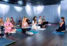 SATS kvartalsrapport Q2: Rekordresultat och ökad träningsaktivitet Yoga och meditation i gruppträningssal på SATS gym