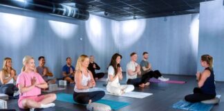SATS kvartalsrapport Q2: Rekordresultat och ökad träningsaktivitet Yoga och meditation i gruppträningssal på SATS gym