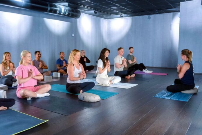 Yoga och meditation i gruppträningssal på SATS gym