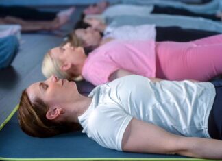 SATS lanserar Wellness Bundle: nytt fokus på mental och fysisk hälsa Kvinnor som vilar på SATS deep rest