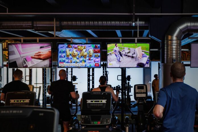 Tv-skärmar vid löpband på gym med Nenda effect tv streaming för gym