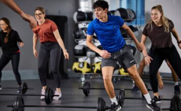 Friskis&Svettis öppnar nya gym i Motala, Sundsvall och Skellefteå Gruppträning på Friskis och Svettis med skivstång