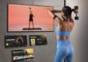 Samsung Smart TV tar träningen direkt hem till dig med hjälp av Technogym App Woman working out with Technogym app on Samsung tv