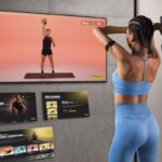 Samsung Smart TV tar träningen direkt hem till dig med hjälp av Technogym App Woman working out with Technogym app on Samsung tv