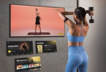 Samsung Smart TV tar träningen direkt hem till dig med hjälp av Technogym App Woman working out with Technogym app on Samsung tv