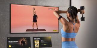 Samsung Smart TV tar träningen direkt hem till dig med hjälp av Technogym App Woman working out with Technogym app on Samsung tv
