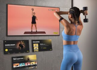 Samsung Smart TV tar träningen direkt hem till dig med hjälp av Technogym App Woman working out with Technogym app on Samsung tv