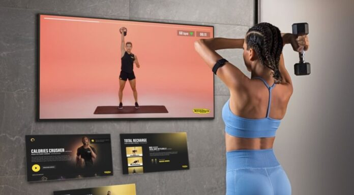 Samsung Smart TV tar träningen direkt hem till dig med hjälp av Technogym App Woman working out with Technogym app on Samsung tv