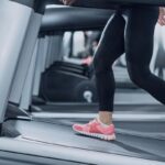 Active Sweden: ”Många gym kämpar i uppförsbacke mot oschysst konkurrens från kommuner” Kvinna promenerar på löpband