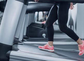 Active Sweden: ”Många gym kämpar i uppförsbacke mot oschysst konkurrens från kommuner” Kvinna promenerar på löpband