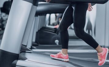 Active Sweden: ”Många gym kämpar i uppförsbacke mot oschysst konkurrens från kommuner” Kvinna promenerar på löpband