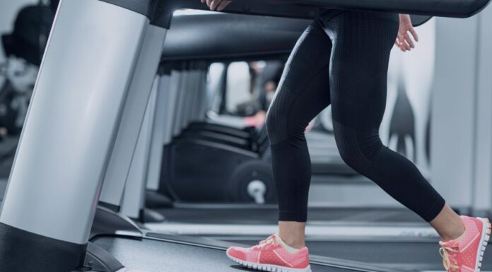 Active Sweden: ”Många gym kämpar i uppförsbacke mot oschysst konkurrens från kommuner” Kvinna promenerar på löpband