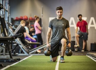 Friskis teamar upp med HYROX Friskis&Svettis utfallsgång med kettlebells