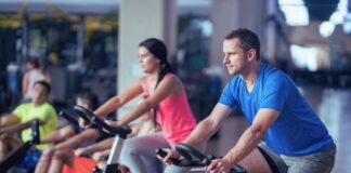 Gymmusik lanserar AI-röster för effektiv medlemskommunikation Cykelträning på gym