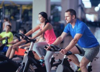 Gymmusik lanserar AI-röster för effektiv medlemskommunikation Cykelträning på gym