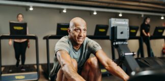 Actic stärker greppet i Uppsala – öppnar 7:e gymmet i Stenhagen Actic gym, man på roddmaskin