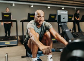 Actic stärker greppet i Uppsala – öppnar 7:e gymmet i Stenhagen Actic gym, man på roddmaskin