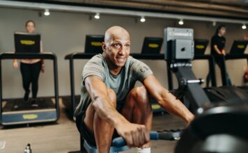 Actic stärker greppet i Uppsala – öppnar 7:e gymmet i Stenhagen Actic gym, man på roddmaskin