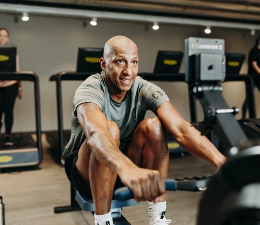 Analys: Europas gymmarknad går in i en ny konsolideringsfas – och Sverige följer samma väg Actic gym, man på roddmaskin