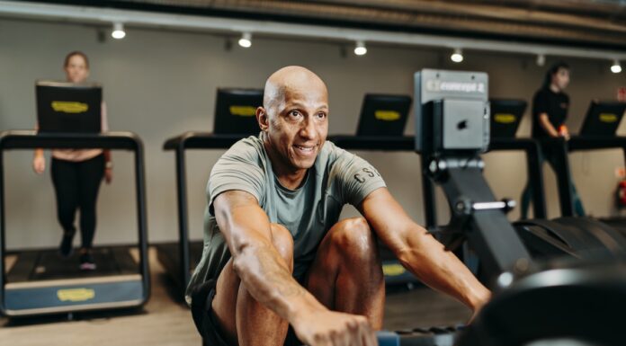 Actic stärker greppet i Uppsala – öppnar 7:e gymmet i Stenhagen Actic gym, man på roddmaskin