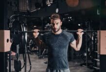 Här är Sveriges bästa gym 2025 – enligt Google-betyg Man styrketränar på gym