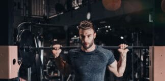 Här är Sveriges bästa gym 2025 – enligt Google-betyg Man styrketränar på gym