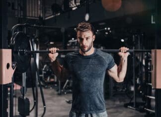 Här är Sveriges bästa gym 2025 – enligt Google-betyg Man styrketränar på gym