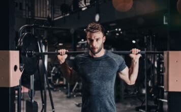 Här är Sveriges bästa gym 2025 – enligt Google-betyg Man styrketränar på gym