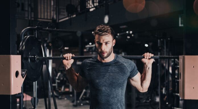 Epassi i blåsväder – tog betalt bakom kommunernas rygg Man styrketränar på gym