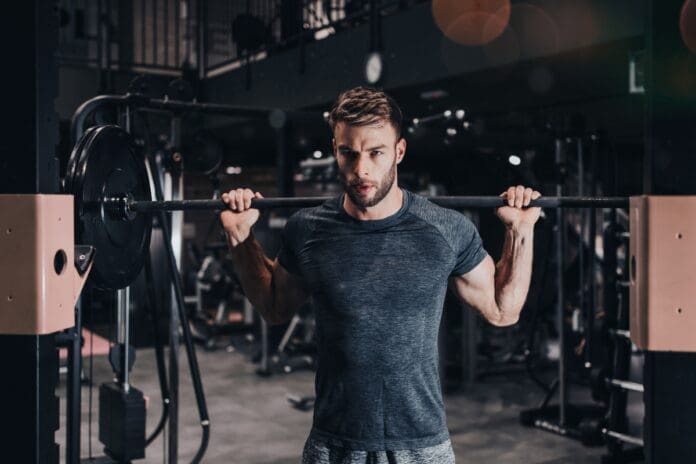 Gym_träning_styrketräning Man styrketränar på gym