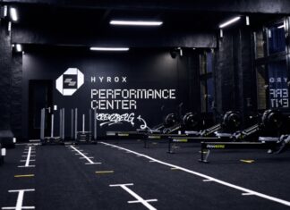 HYROX växer så det knakar – firar 5 000 gym och lanserar Performance Center HYROX Performance Center