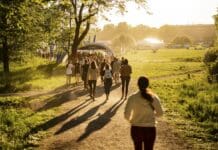 Rapporten ”Kvinnorörelse 2025”: Därför tränar inte kvinnor – och vad vi kan göra åt det Kvinnor som springer Vårruset