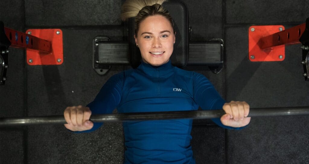 Fitness24Seven tjej som tränar bänkpress