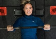 Fitness24Seven öppnar nytt i Skäggetorp – med tjejgym och öppet dygnet runt Fitness24Seven tjej som tränar bänkpress