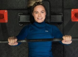 Fitness24Seven öppnar nytt i Skäggetorp – med tjejgym och öppet dygnet runt Fitness24Seven tjej som tränar bänkpress